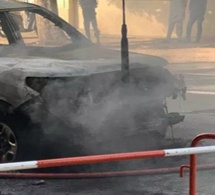 Une voiture prend feu devant le palais de la république