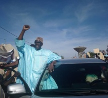 VIDEO : Cissé Lô se donne encore en spectacle, Debout sur une voiture insulte le public