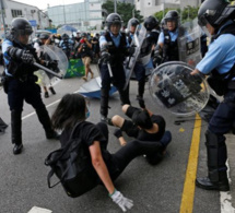 Intervention musclée de la police au parlement de Hong Kong