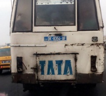 Un bus "Tata" en pleine circulation sans feu de signalisation