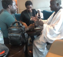 AIBD, Waly Seck au salon d'honneur avec Cheikh Ndigueul Fall destination Paris avant le lancement de sa puce téléphonique 2S MOBILE.