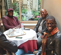 VIDÉO: Le griot du président Mbagnick Diop, Omzo fait les éloges de son "nguer" et de sa femme à Paris. REGARDEZ