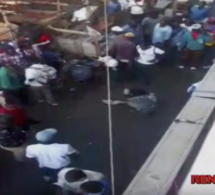 Vidéo : Incroyable scène de drame au Marché Colobane, deux hommes se sont p*ignardés pour un téléphone