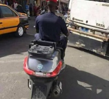 Photos: Un policier conduit un scooter sans immatriculation ni casque