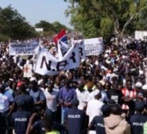 Des Gambiens dans la rue pour exiger le départ du président Adama Barro