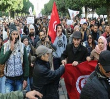 Tunisie: Des jeunes chômeurs menacent de se suicider