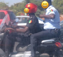 Photos: deux policiers roulent sans casques sur le péage, à bord d'un scooter