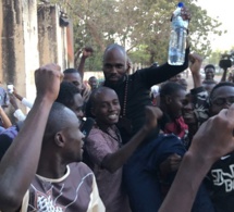 Burkina: Libéré, Kémi Séba crache du feu sur Macron et ses «serviteurs Africains »