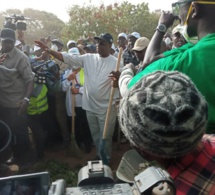 IMAGES-Cleaning day : Macky Sall donne l’exemple en participant au "set setal" de son quartier