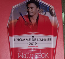 VIDÉO: Waly Seck Homme de l'Année 2019 catégorie musique reçoit son trophée au Vogue