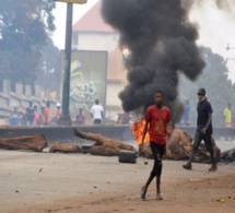 Guinée : Deux commissariats de police incendiés par des manifestants