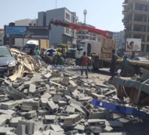 Un camion rempli de briques vient de se renverser en plein route des Almadies