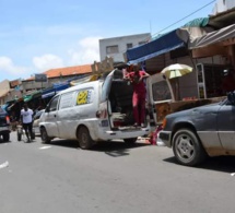 En images les commerçants vident leur cantine à Sandaga comme l'avait annoncé le sous-préfet Djiby Diallo