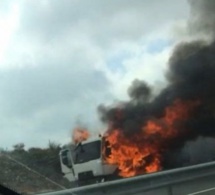 Tambacounda: Un camion transportant 55 000 litres de gasoil tombe dans le fleuve et prend feu, deux passagers portés disparus