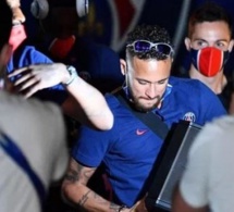 Enceinte à la main, Neymar a mis le feu à l’arrivée des Parisiens à l’hôtel