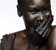 Alek Wek, premier mannequin africain à poser pour les couvertures de magazine