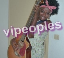 Manouch Audrey, la miss ivoirienne joue de la guitare