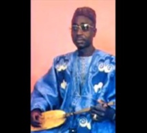 LE MAÎTRE DU XALAM ! EL-HADJ BOUCOUNTA NDIAYE : Jamais sans son Xalam, qu’il accroche toujours à l’épaule et que cachent ses larges boubous.