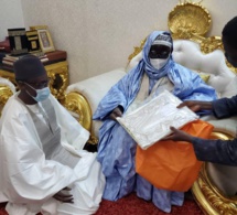 Après lui avoir offert un boubou et un parfum, Serigne Mountakha Mbacké à Mamour Diallo: " Sama doom nga, dii sama xarit ..."