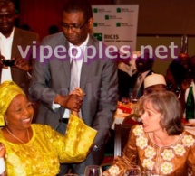 Et le ministre du Tourisme Youssou Ndour invite Awa Marie Coll-Seck à venir danser!