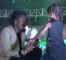 Regardez encore ce geste de Waly SECK avec cette petite fille en Gambie