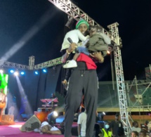 Wally B. Seck régale les enfants de la Gambie avec un show ambiance spectaculaire ce dimanche