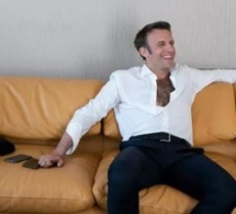 Cette photo de Macron, chemise ouverte et torse poilu, fait le buzz jusqu’au Royaume-Uni: “Il faisait très chaud à Marseille”