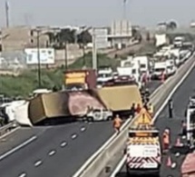 Accident spectaculaire sur l'autoroute à péage : Un gros porteur échoue dans une maison