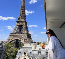 En peignoir, Viviane admire la tour Eiffel et embrase la toile￼