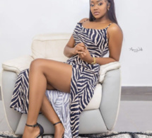 Vêtue d’une robe $£xy, la charmante Fama Thioune exhibe ses jolies jambes