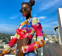 Percing au nombril, crop-top, Diarra Sylla très stylée et décontractée