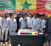 Pour leur qualification en 8es de finale : Les Lions reçoivent un majestueux gâteau de la part de…