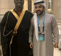 En image Sadio Mané en bisht qatari: Fan de Messi ? Appréciez...