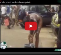 Vidéo: Elle prend son bain en public… Regardez