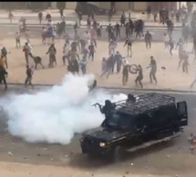 Scène impressionnante à Dakar: Des centaines de jeunes attaquent 2 fourgons de la Gendarmerie