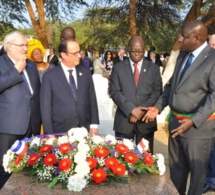 François Hollande rend hommage à Senghor au cimetière de Bel air à Dakar. 