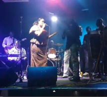 Vidéo: Fatou Laobé feat Pape Diouf au Baramundi. Regardez