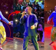 GAMBIE: Youssou Ndour explose les Gambiens sur scéne avec des pas de danse exceptionnel….