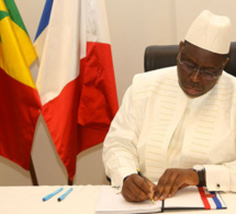 Macky Sall signant le registre de condoléances : "le terrorisme doit être vaincu par tous les moyens"