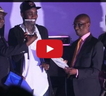 Vidéo: Waly Seck dédie son trophée de Homme de l’année à sa femme. Regardez