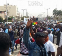 Charlie Hebdo: au moins un millier de manifestants à Dakar, drapeau français brûlé