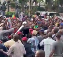 Concert d’applaudissements devant les grilles du Palais (Vidéo)