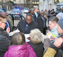 Macky Sall en mode star: Il signe des autographes