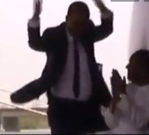 Le ministre Souleymane Jules Diop se lâche et danse devant Macky Sall. Regardez!