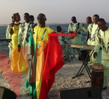 Pape Diouf met en valeur les couleurs nationales pour féter l'indépendance du Sénégal au Dock de Pullman le 04 avril à Paris