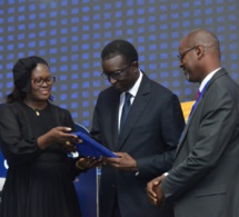 REMISE DE LA DISTINCTION DE LA CGF BOURSE PAR LE PM AMADOU BA