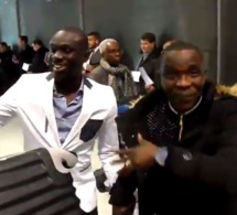 Vidéo: Arrivés de Pape Diouf ,Aida Samb et Ngoné NDOUR à l'aéroport Charles De Gaulle de Paris ce matin. Regardez