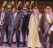 En séjour à Riyad: Le Chef de l’Etat, Macky Sall a décoré Alassane Ouattara, Président de la Côte d’Ivoire