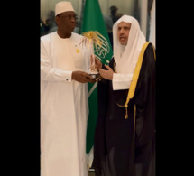 Riyad: Le Président Macky Sall a recu le prestigieux prix de la Ligue islamique mondiale des mains du SG de la Ligue, Dr Mohammad Bin Abdoul Karim Al-Issa