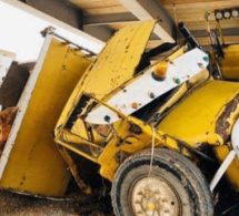 Kédougou : Un camion finit sa course sous un pont, le chauffeur coincé